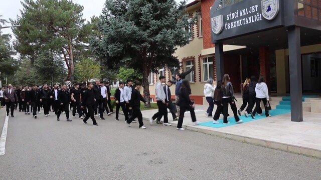 Karadeniz'de savaşan şahinler, öğrencilerle buluştu