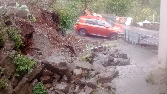 Karadeniz Ereğli'de aşırı yağış duvarı çöktü