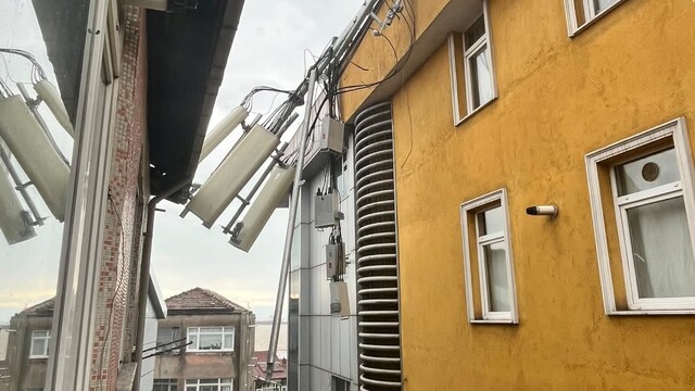 Karadeniz Ereğli'de kuvvetli rüzgar baz istasyonunu devirdi