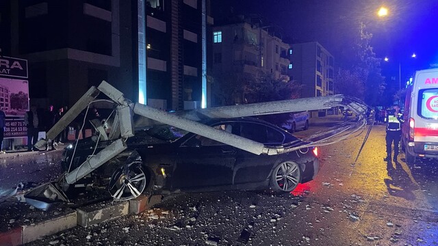 Karaman'da otomobil refüjdeki direği devirdi, 2 yaralı