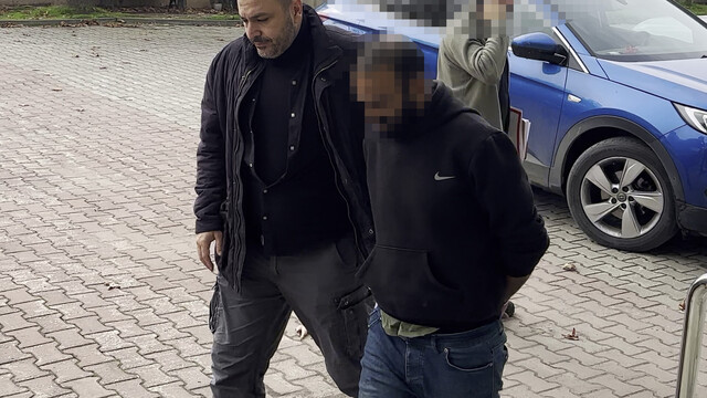 Karasu'da evden 500 bin TL ve cip çalan 3 şüpheli yakalandı