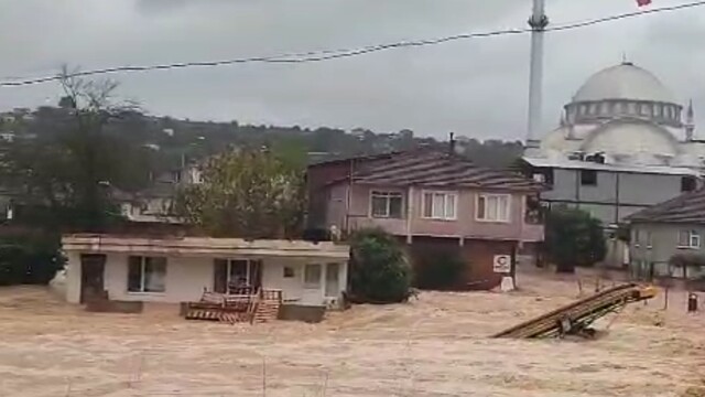 Karasu'da sağanak yağış sonrası sokaklar göle döndü