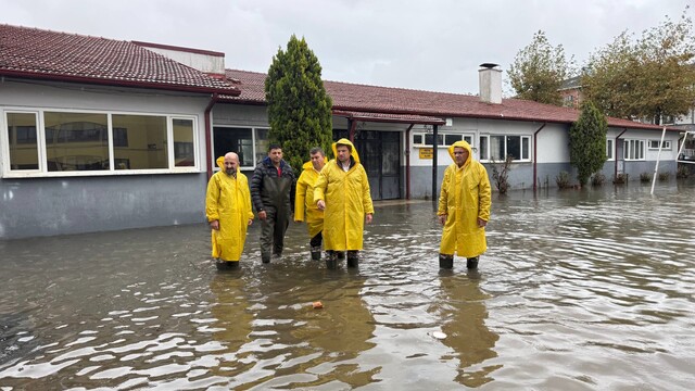 Karasu'da sel sonrası 15 okulda hasar tespiti yapılıyor