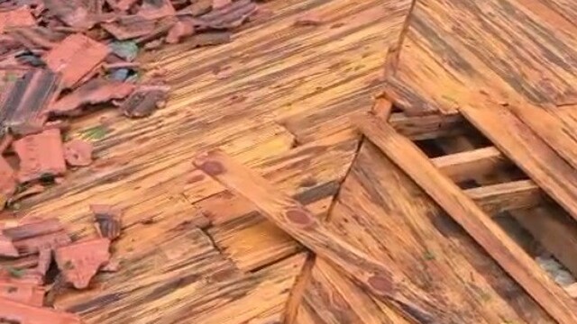 Karasu'daki okulun çatısını mahalle halkı tamir etti
