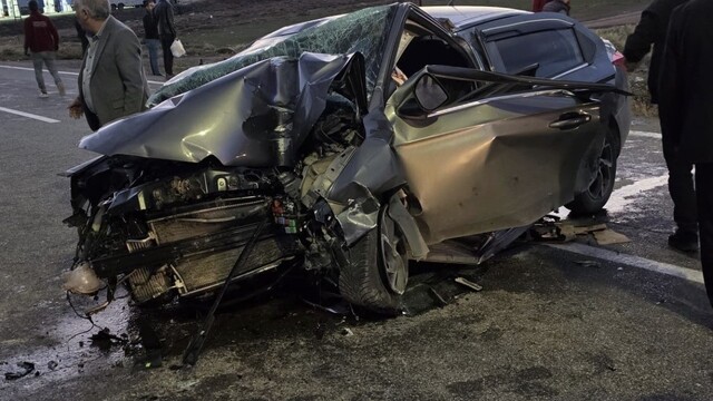 Karlıova'da otomobil direğe çarptı: 3 yaralı