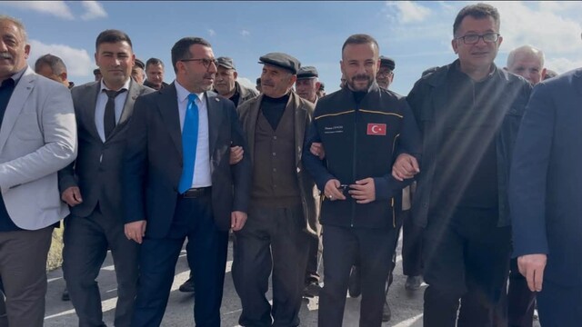 Kars'ta kırsal yollar için beton yol çalışmaları sürüyor