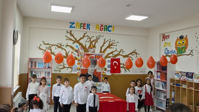 Kars'ta minik öğrenciler Cumhuriyet için ezberledi