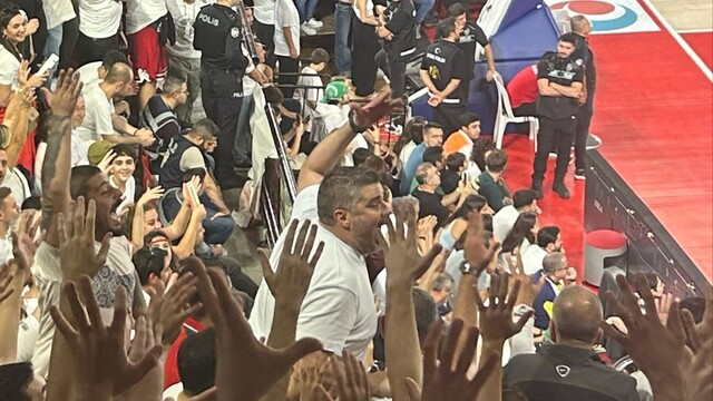 Karşıyaka Başkanı Yiğit Tusder, tribünde taraftarla buluştu