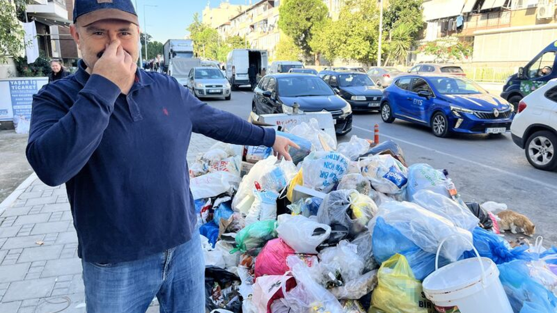 Karşıyaka'da çöp yığınları esnafı rahatsız ediyor