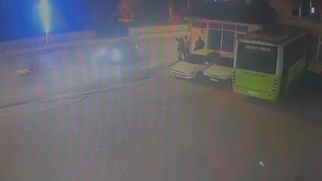 Kartepe'de motosiklet otomobille çarpıştı, sürücü yaralandı