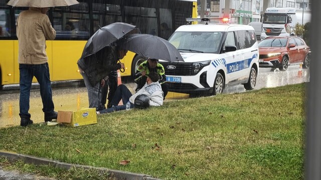 Kastamonu'da motosikletten düşene trafik polisi yardım etti