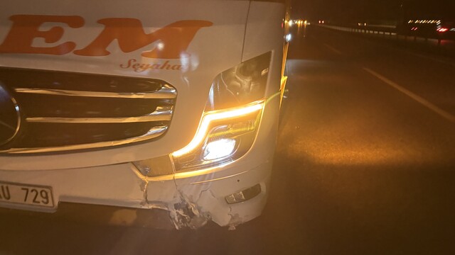 Kastamonu'da otomobil bariyerlere çarptı, 2 yaralı