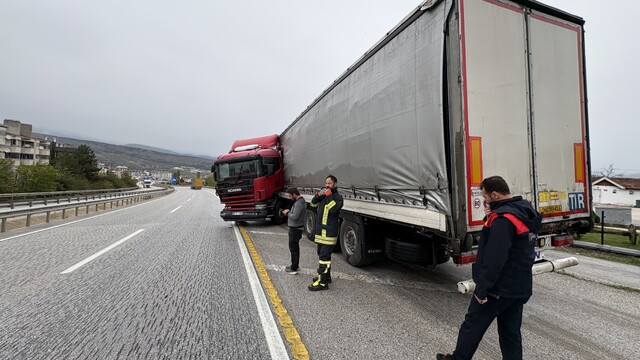 Kastamonu'da tır bariyerlere çarparak makasladı: 1 yaralı