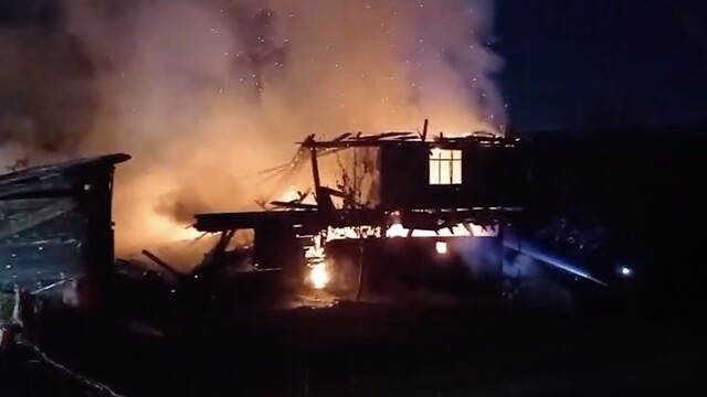 Kastamonu'da yangında iki katlı ahşap ev tamamen yandı