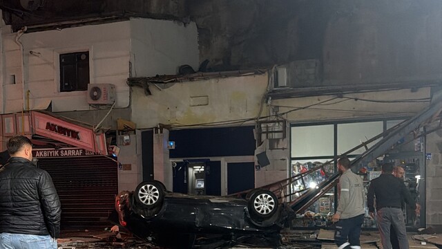 Kayseri'de 50 metreden iş yerlerine düşen araçta yaralı