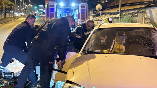 Kayseri'de ağaca çarpan otomobilde sürücüyü itfaiye kurtardı