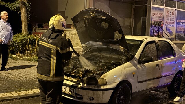 Kayseri'de alev alan otomobil itfaiye tarafından söndürüldü