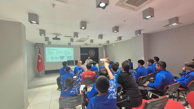 Kayseri'de güreşçilere zihinsel performans semineri verildi