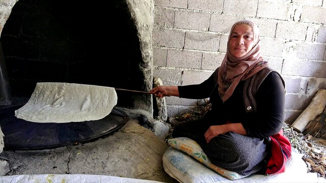 Kayseri'de kışlık yufka ekmeği imece usulü hazırlanıyor