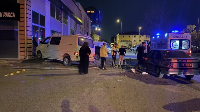 Kayseri'de minibüs dükkanın camına çarptı: 2 yaralı