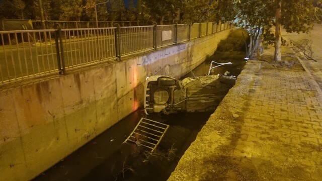 Kayseri'de otomobil kanala uçtu, 2 kişi yaralandı