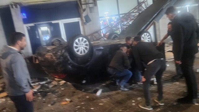 Kayseri'de otomobil kayalıktan dükkanların üzerine düştü