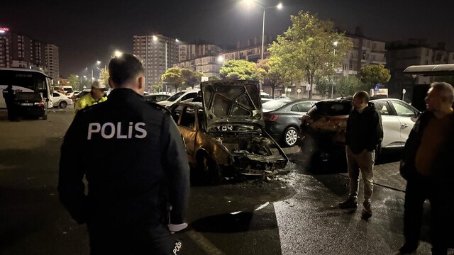 Kayseri'de otomobil yangını: 1 yaralı, 3 araç zarar gördü