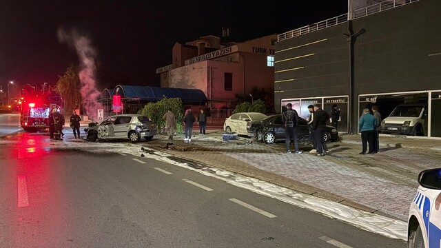 Kayseri'de park halindeki araçlara çarpan otomobil alev aldı