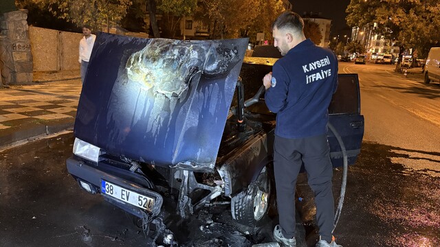 Kayseri'de seyir halindeki otomobilden alevler yükseldi
