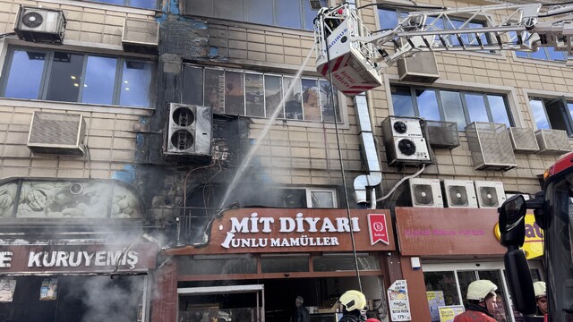 Kayseri'de unlu mamul satış dükkanında yangın çıktı