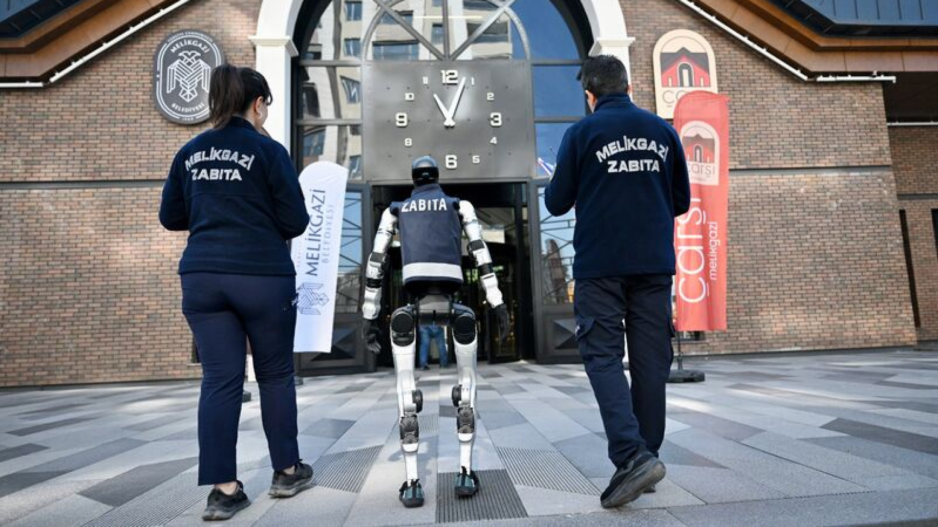 Kayseri'de yapay zeka destekli robot MEGA esnafı denetledi