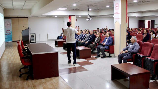 Kayseri Devlet Hastanesi'nde meme kanseri eğitimi düzenlendi