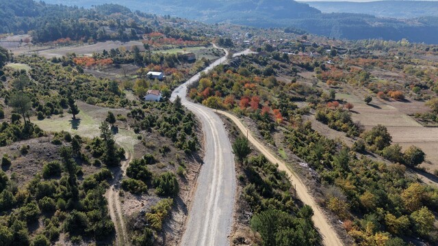 Keles'in üç mahallesinde 17 kilometre yol yenileme çalışması