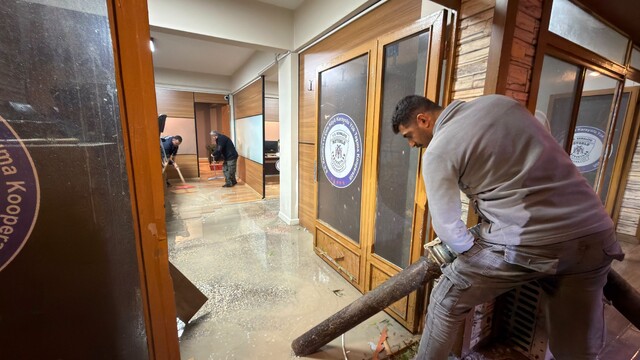 Kemaliye'de dolu ve sağanak yağış heyelan yarattı