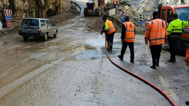 Kemaliye'de şiddetli dolu sonrası yollar tekrar açıldı