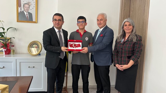 Kemalpaşa'da yere düşen Türk bayrağını kaldıran öğrenci