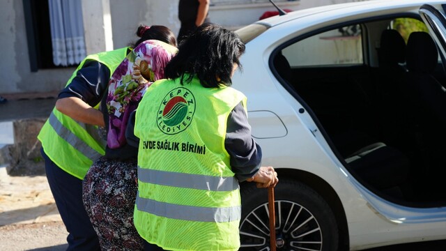 Kepez Belediyesi'nden yatağa bağımlı yaşlı kadına destek