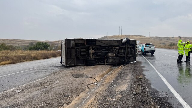 Kırıkkale'de işçileri taşıyan midibüs devrildi: 14 yaralı