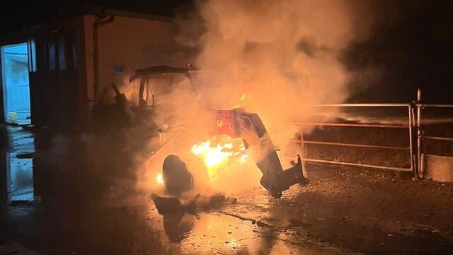 Kırklareli'de çiftlikteki iş makinesi alev aldı