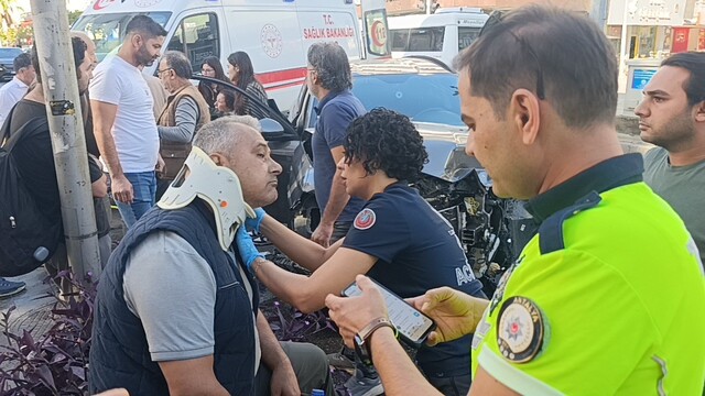 Kırmızı ışık ihlali yapan kamyonet Manavgat'ta kaza yaptı