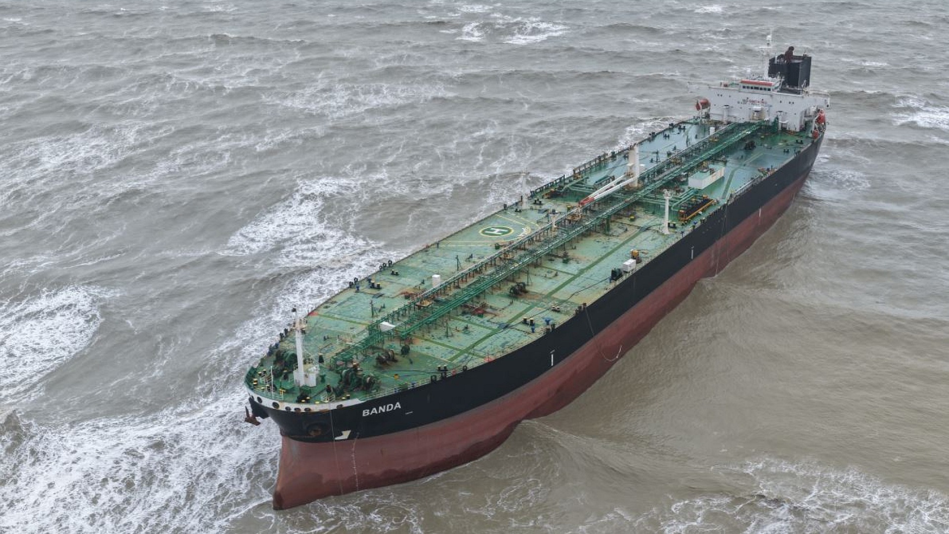 Kısırkaya açıklarında karaya oturan tanker kurtarıldı