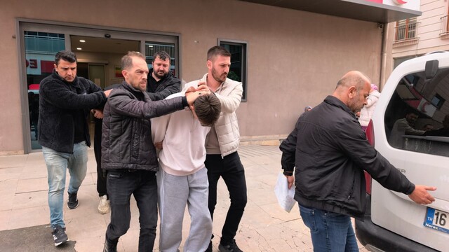 Genç, kız meselesi kavgasında arkadaşını bıçakladı