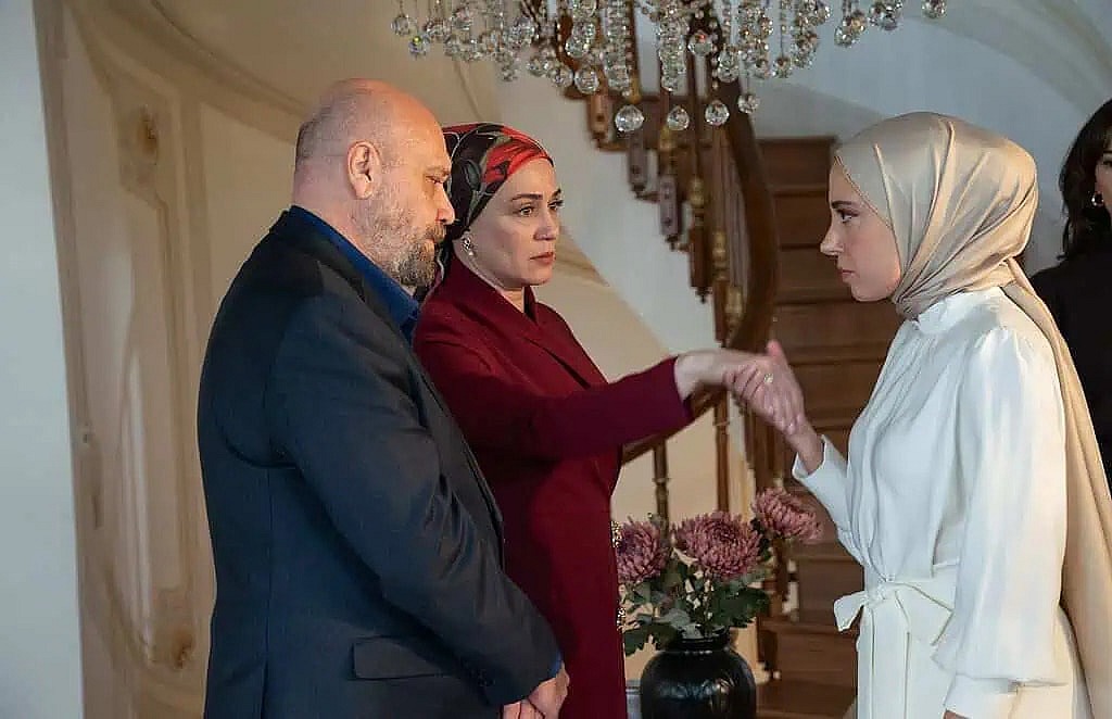 Kızılcık Şerbeti'nde senarist değişikliği: Civelek ve Gür ayrıldı