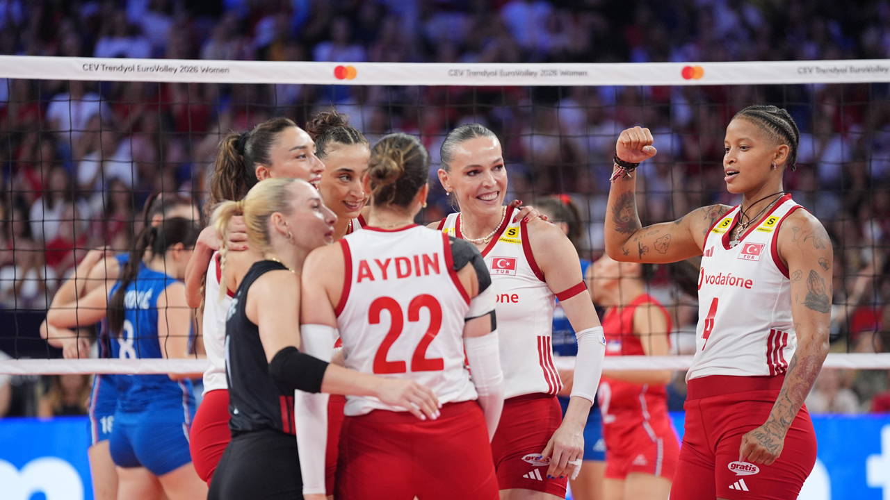 Koç Holding, A Milli Kadın Voleybol Takımı'na destek sağladı
