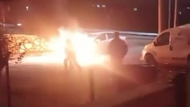 Kocaeli'de alev alan otomobil itfaiye tarafından söndürüldü
