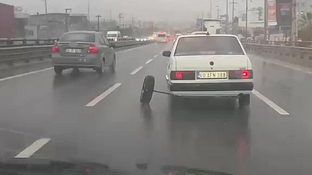 Kocaeli'de arıza yapan otomobilin tekerleği yerinden çıktı