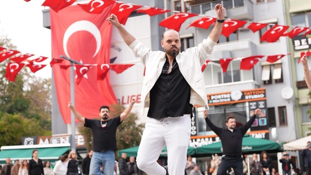 Kocaeli'de Cumhuriyet Bayramı'nda 41 kişi zeybek oynadı