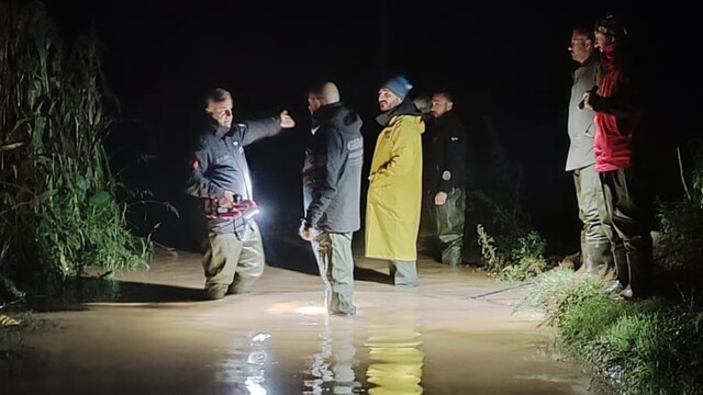 Kocaeli'de dereye düşen cipteki sürücü kurtuldu, 2 kişi aranıyor