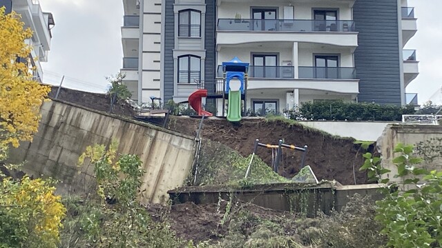 Kocaeli'de istinat duvarı çöktü, çocuk parkı hasar gördü