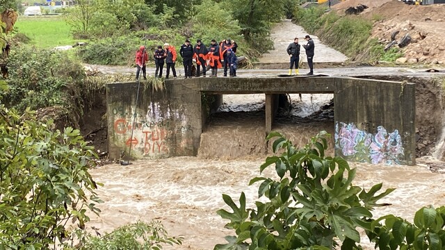 Kocaeli'de Kiraz Çayı'na düşen araç ve kayıp kişi aranıyor